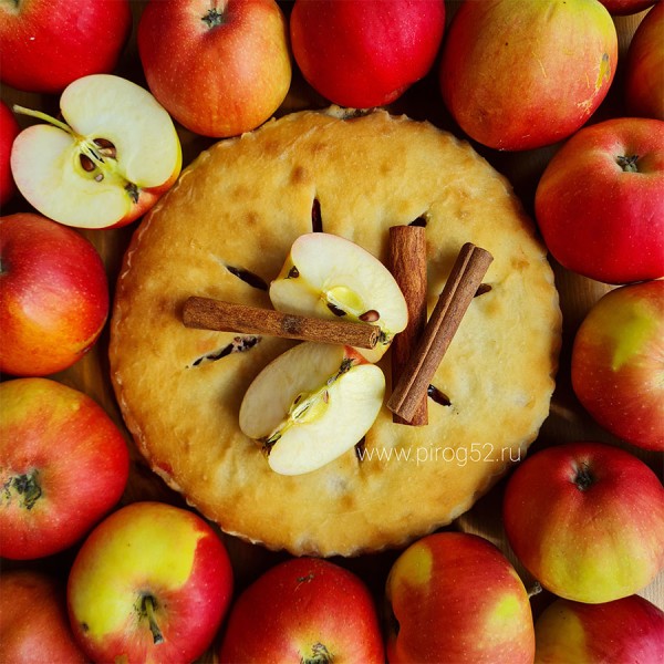 Сладкий пирог с яблоком и корицей