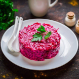 Салат "Свекла с чесноком и сыром"