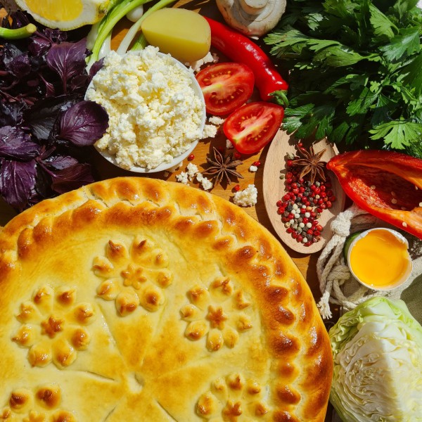Русский пирог с зеленым луком и яйцом